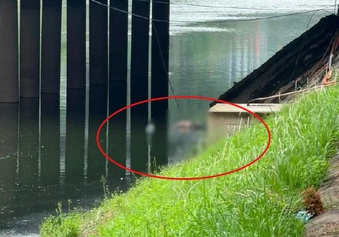 Hà Nội: Tưởng ma nơ canh, lại gần thì phát hiện thi thể người đàn ông trên sông Tô Lịch
