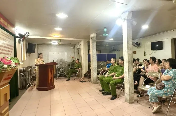 Hà Nội tuyên truyền pháp luật, ký cam kết với các hộ kinh doanh “cà phê đường tàu” Hà Nội tuyên truyền pháp luật, ký cam kết với các hộ kinh doanh “cà phê đường tàu”