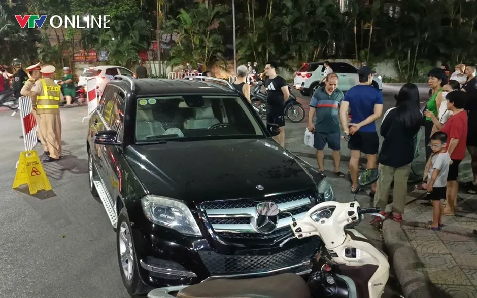 Hà Nội: Va chạm với ô tô Mercedes trong khu đô thị, 2 người đi xe máy bị thương Hà Nội: Va chạm với ô tô Mercedes trong khu đô thị, 2 người đi xe máy bị thương