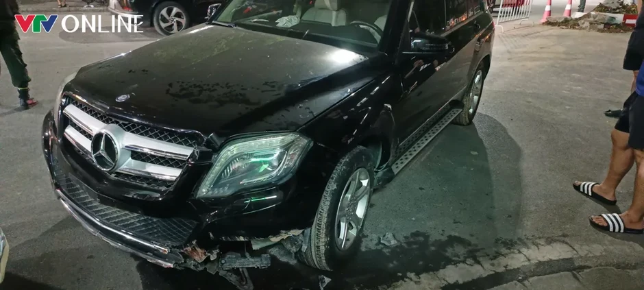 Hà Nội: Va chạm với ô tô Mercedes trong khu đô thị, 2 người đi xe máy bị thương Hà Nội: Va chạm với ô tô Mercedes trong khu đô thị, 2 người đi xe máy bị thương
