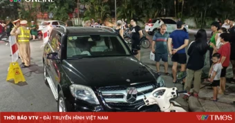 Hà Nội: Va chạm với ô tô Mercedes trong khu đô thị, 2 người đi xe máy bị thương