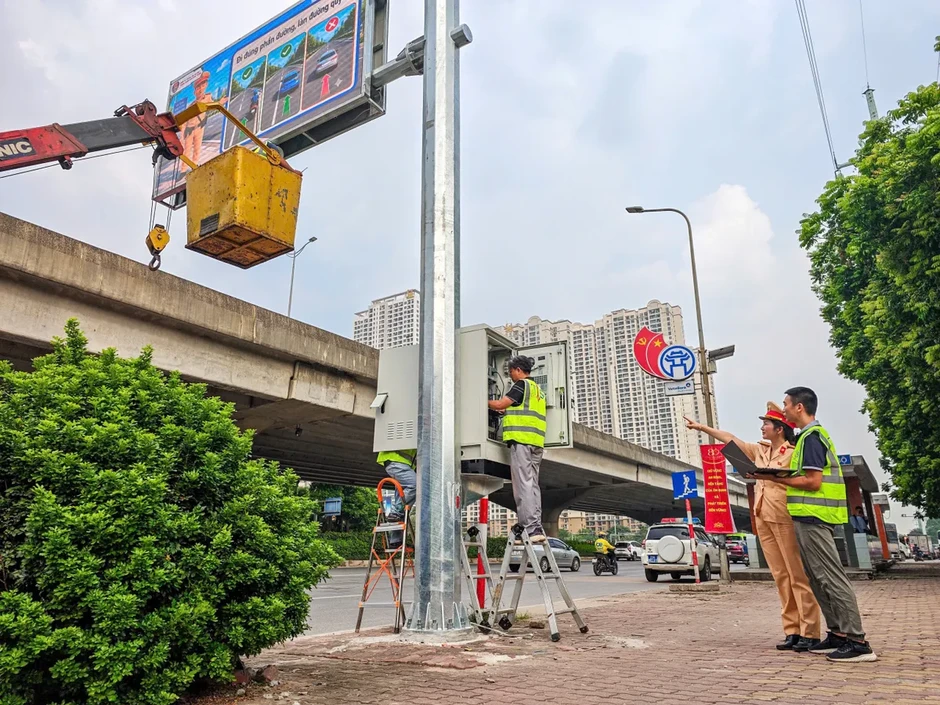 Hà Nội: Vận hành 36 màn hình LED thông minh cảnh báo ùn tắc, ngập lụt theo thời gian thực Hà Nội: Vận hành 36 màn hình LED thông minh cảnh báo ùn tắc, ngập lụt theo thời gian thực