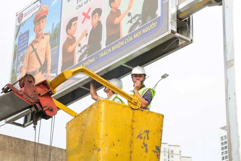 Hà Nội: Vận hành 36 màn hình LED thông minh cảnh báo ùn tắc, ngập lụt theo thời gian thực Hà Nội: Vận hành 36 màn hình LED thông minh cảnh báo ùn tắc, ngập lụt theo thời gian thực