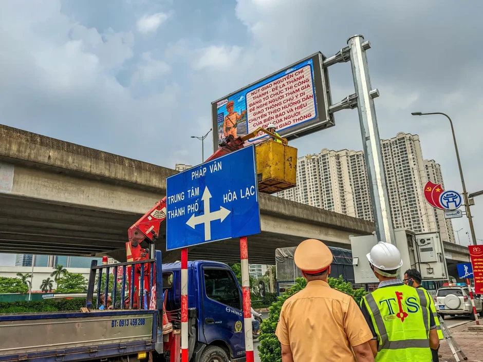 Hà Nội: Vận hành 36 màn hình LED thông minh cảnh báo ùn tắc, ngập lụt theo thời gian thực Hà Nội: Vận hành 36 màn hình LED thông minh cảnh báo ùn tắc, ngập lụt theo thời gian thực