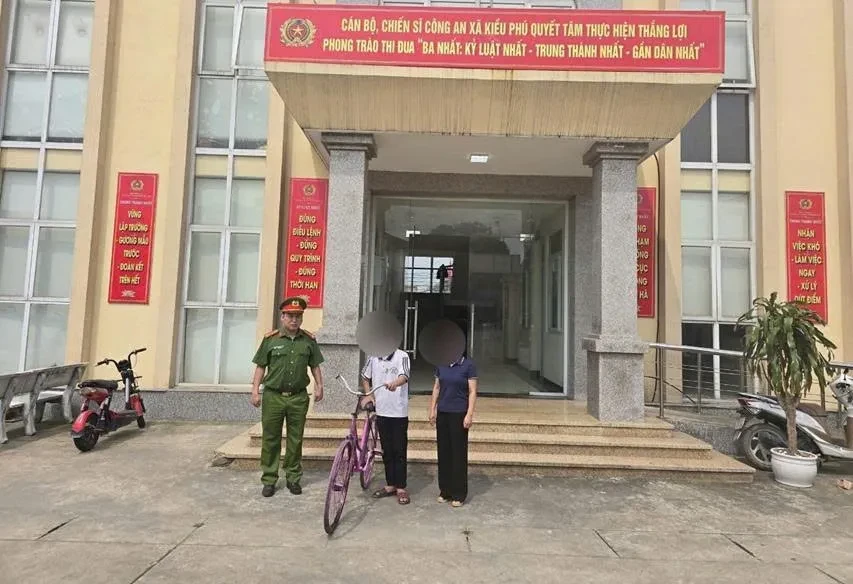 Hà Nội: Xác minh thiếu niên điều khiển xe đạp một bánh trên đường gây nguy hiểm Hà Nội: Xác minh thiếu niên điều khiển xe đạp một bánh trên đường gây nguy hiểm