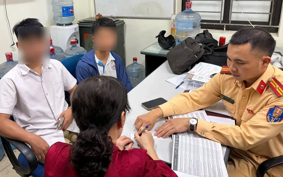 Hà Nội: Xử lý hai thanh niên đầu trần điều khiển xe máy lạng lách trên đường Hà Nội: Xử lý hai thanh niên đầu trần điều khiển xe máy lạng lách trên đường