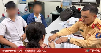 Hà Nội: Xử lý hai thanh niên đầu trần điều khiển xe máy lạng lách trên đường