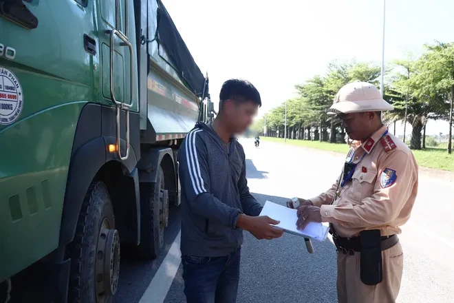 Hà Nội xử lý hơn 1.600 xe tải, xe đầu kéo vi phạm trong 20 ngày Hà Nội xử lý hơn 1.600 xe tải, xe đầu kéo vi phạm trong 20 ngày