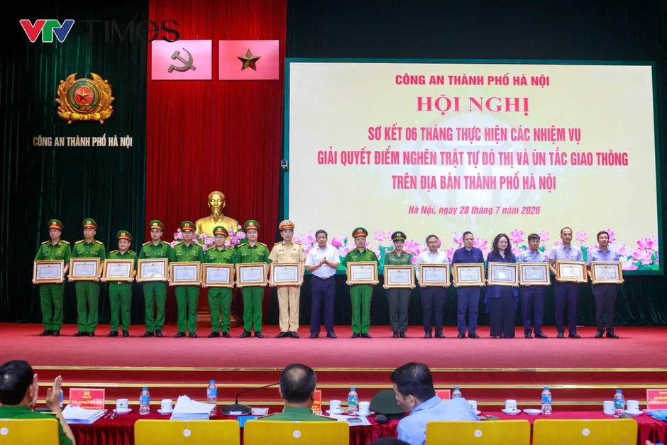 Hà Nội: Xử lý hơn 52.000 trường hợp vi phạm trật tự đô thị sau 6 tháng Hà Nội: Xử lý hơn 52.000 trường hợp vi phạm trật tự đô thị sau 6 tháng