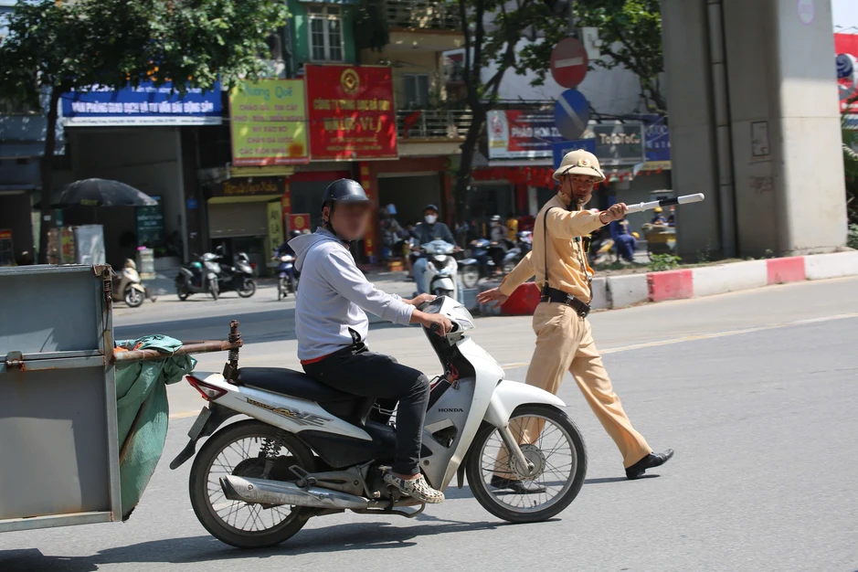 Hà Nội: Xử lý xe tự chế, xe chở hàng cồng kềnh trên Quốc lộ 6 Hà Nội: Xử lý xe tự chế, xe chở hàng cồng kềnh trên Quốc lộ 6
