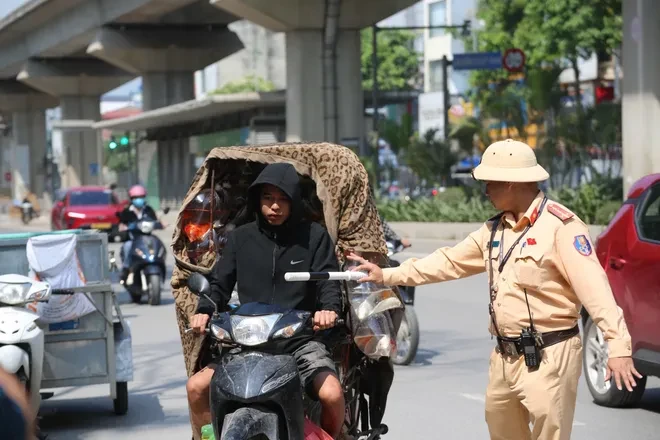 Hà Nội: Xử lý xe tự chế, xe chở hàng cồng kềnh trên Quốc lộ 6 Hà Nội: Xử lý xe tự chế, xe chở hàng cồng kềnh trên Quốc lộ 6