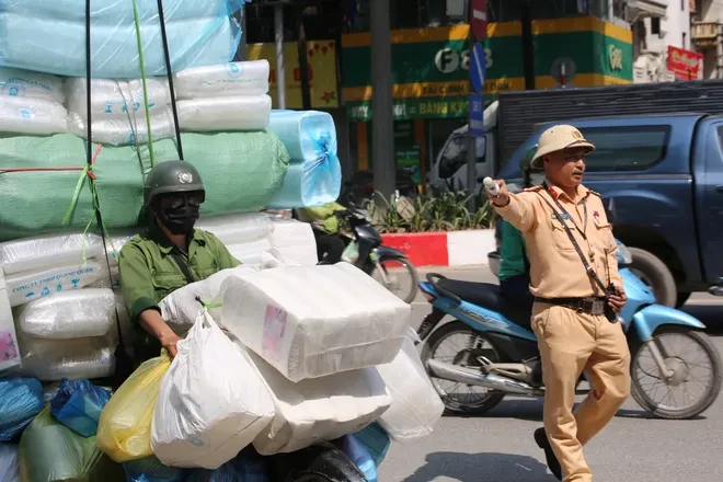 Hà Nội: Xử lý xe tự chế, xe chở hàng cồng kềnh trên Quốc lộ 6 Hà Nội: Xử lý xe tự chế, xe chở hàng cồng kềnh trên Quốc lộ 6