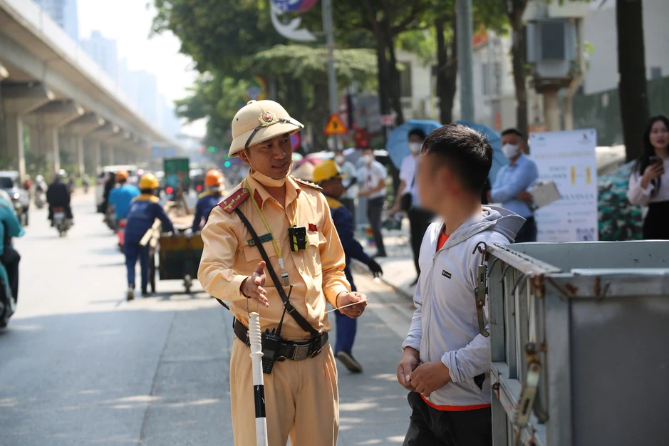 Hà Nội: Xử lý xe tự chế, xe chở hàng cồng kềnh trên Quốc lộ 6 Hà Nội: Xử lý xe tự chế, xe chở hàng cồng kềnh trên Quốc lộ 6