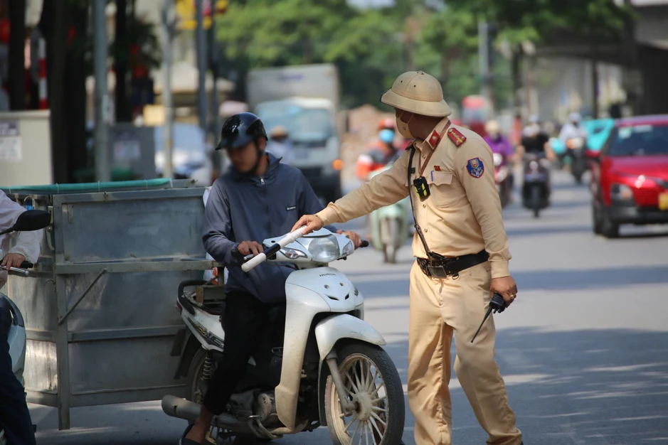 Hà Nội: Xử lý xe tự chế, xe chở hàng cồng kềnh trên Quốc lộ 6 Hà Nội: Xử lý xe tự chế, xe chở hàng cồng kềnh trên Quốc lộ 6