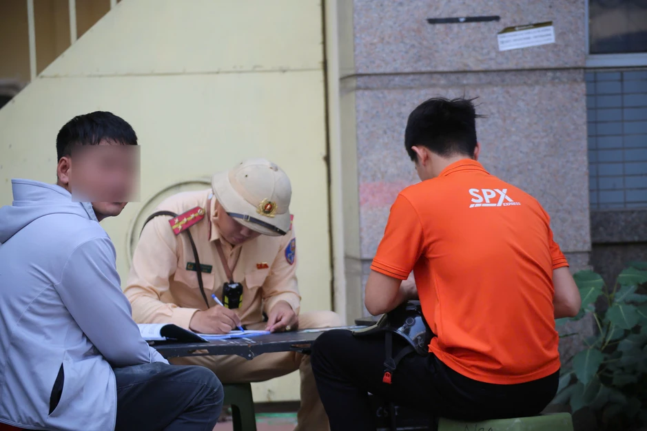 Hà Nội: Xử lý xe tự chế, xe chở hàng cồng kềnh trên Quốc lộ 6 Hà Nội: Xử lý xe tự chế, xe chở hàng cồng kềnh trên Quốc lộ 6