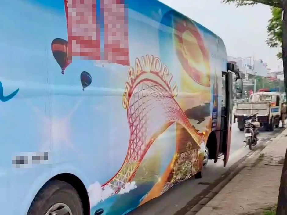 Hà Nội: Xử phạt người điều khiển xe khách dán quảng cáo kín xe lưu thông trên đường Hà Nội: Xử phạt người điều khiển xe khách dán quảng cáo kín xe lưu thông trên đường