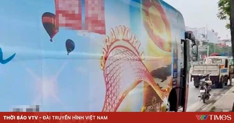 Hà Nội: Xử phạt người điều khiển xe khách dán quảng cáo kín xe lưu thông trên đường
