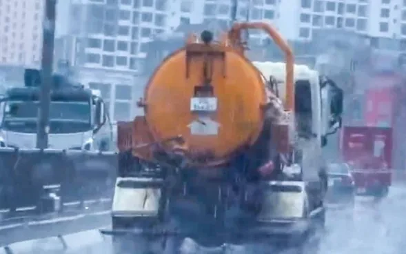 Hà Nội: Xử phạt tài xế để nước thải chảy xuống đường Vành đai 3 trên cao