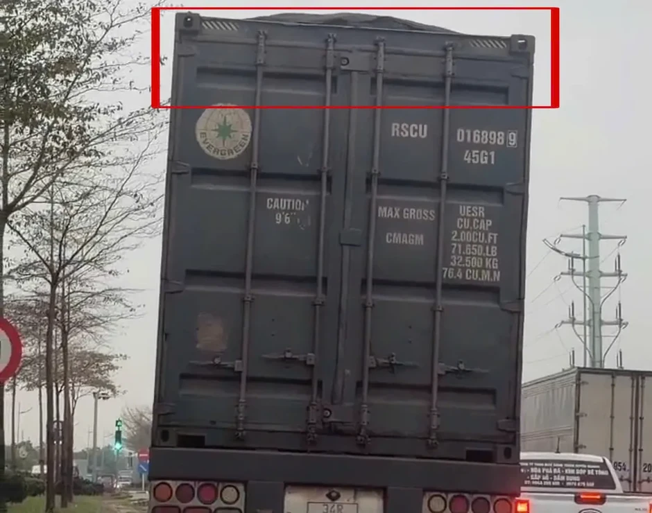 Hà Nội: Xử phạt tài xế xe container “cắt nóc” chở hàng quá tải Hà Nội: Xử phạt tài xế xe container “cắt nóc” chở hàng quá tải