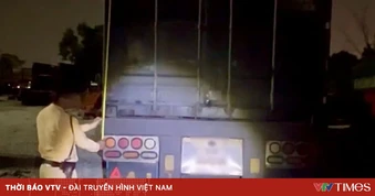 Hà Nội: Xử phạt tài xế xe container “cắt nóc” chở hàng quá tải