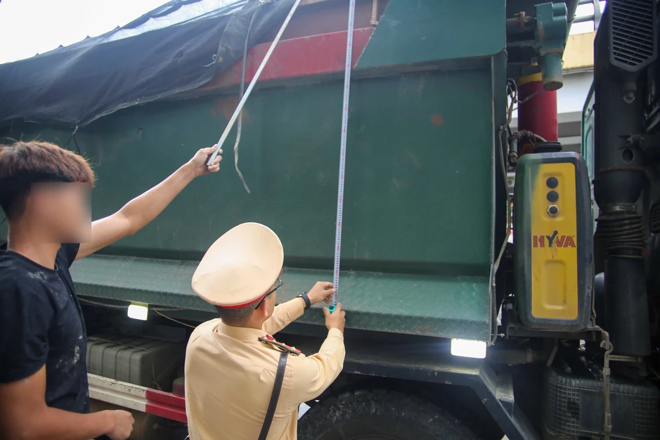 Hà Nội: Xử phạt tài xế xe tải làm rơi vãi bùn đất trên đường Láng Hạ Hà Nội: Xử phạt tài xế xe tải làm rơi vãi bùn đất trên đường Láng Hạ