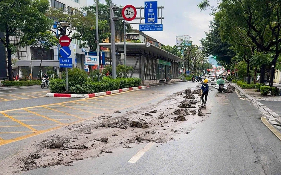 Hà Nội: Xử phạt tài xế xe tải làm rơi vãi bùn đất trên đường Láng Hạ Hà Nội: Xử phạt tài xế xe tải làm rơi vãi bùn đất trên đường Láng Hạ