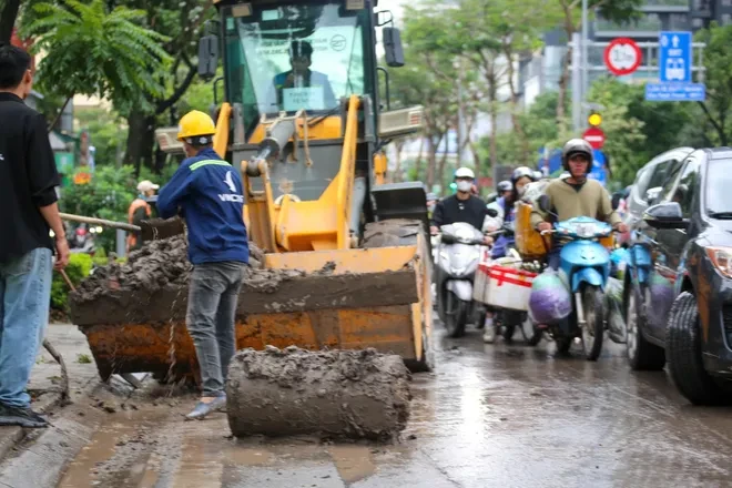 Hà Nội: Xử phạt tài xế xe tải làm rơi vãi bùn đất trên đường Láng Hạ Hà Nội: Xử phạt tài xế xe tải làm rơi vãi bùn đất trên đường Láng Hạ
