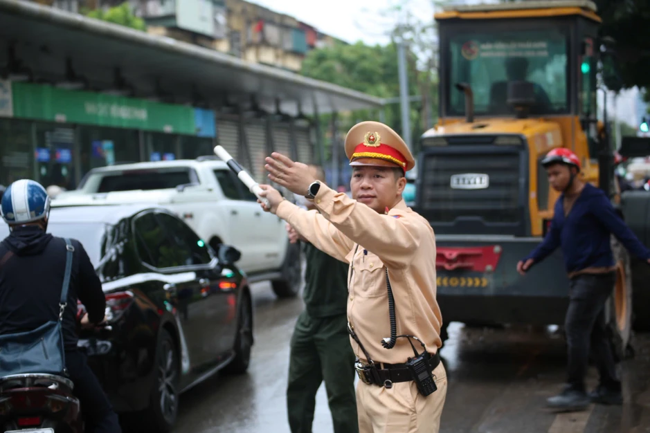 Hà Nội: Xử phạt tài xế xe tải làm rơi vãi bùn đất trên đường Láng Hạ Hà Nội: Xử phạt tài xế xe tải làm rơi vãi bùn đất trên đường Láng Hạ
