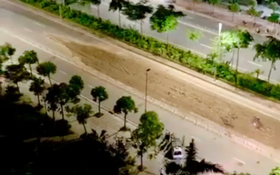 Hà Nội: Xử phạt tài xế xe tải làm rơi vãi bùn đất trên đường Võ Chí Công Hà Nội: Xử phạt tài xế xe tải làm rơi vãi bùn đất trên đường Võ Chí Công