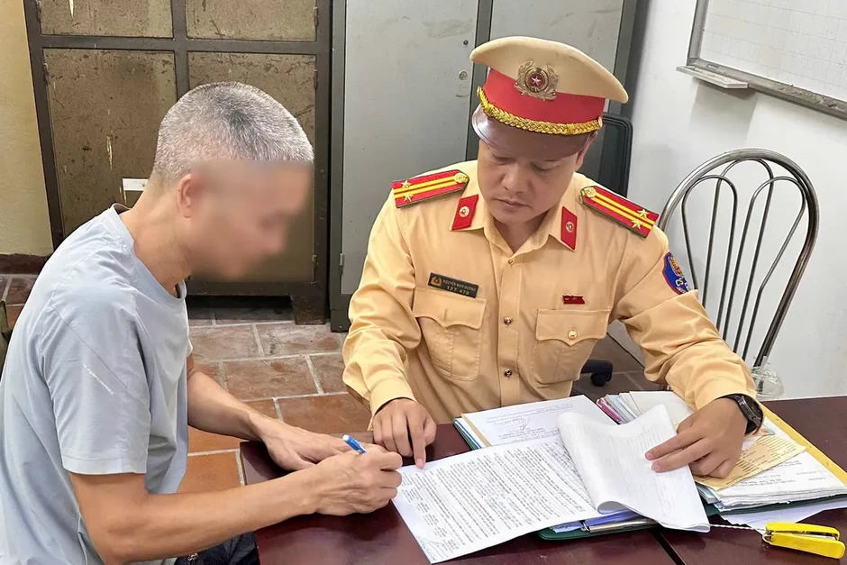 Hà Nội: Xử phạt tài xế xe tải làm rơi vãi bùn đất trên đường Võ Chí Công Hà Nội: Xử phạt tài xế xe tải làm rơi vãi bùn đất trên đường Võ Chí Công
