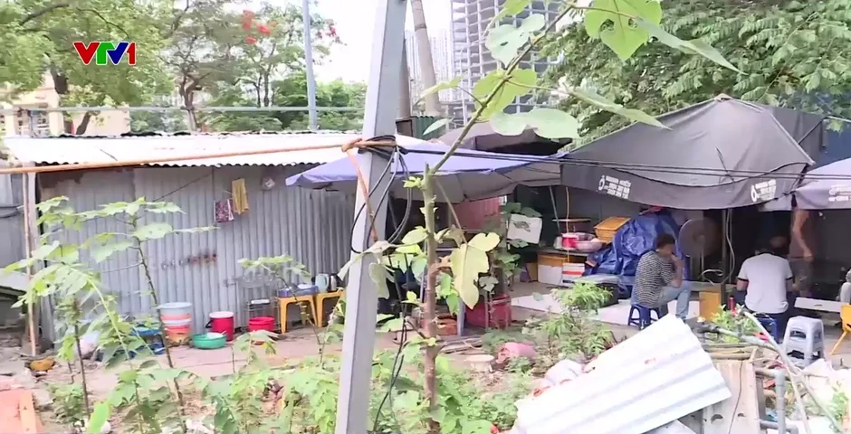 Hà Nội: Xuất hiện tình trạng "hàng rong" kiểu mới núp bóng sau những tấm tôn quây dự án Hà Nội: Xuất hiện tình trạng "hàng rong" kiểu mới núp bóng sau những tấm tôn quây dự án
