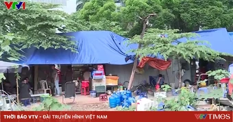 Hà Nội: Xuất hiện tình trạng "hàng rong" kiểu mới núp bóng sau những tấm tôn quây dự án