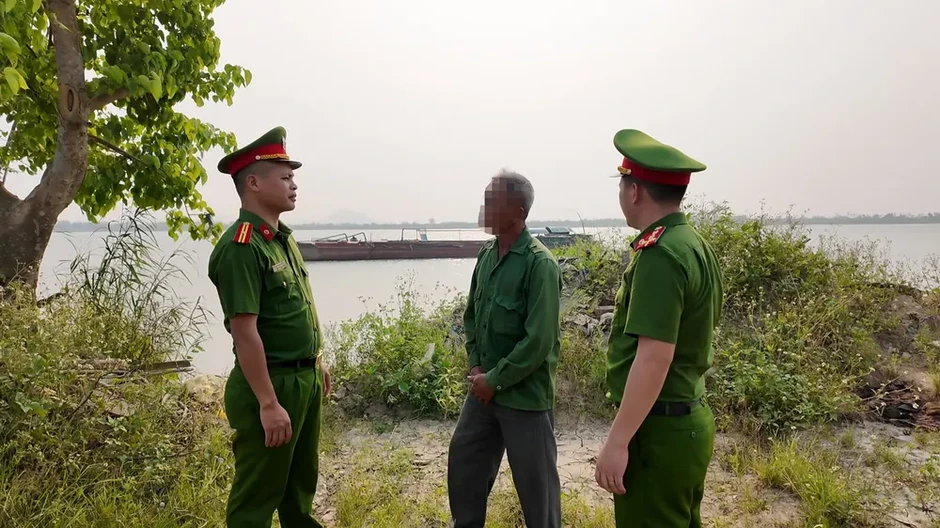 Hà Tĩnh quyết liệt đấu tranh với nạn khai thác cát trái phép trên sông Lam Hà Tĩnh quyết liệt đấu tranh với nạn khai thác cát trái phép trên sông Lam