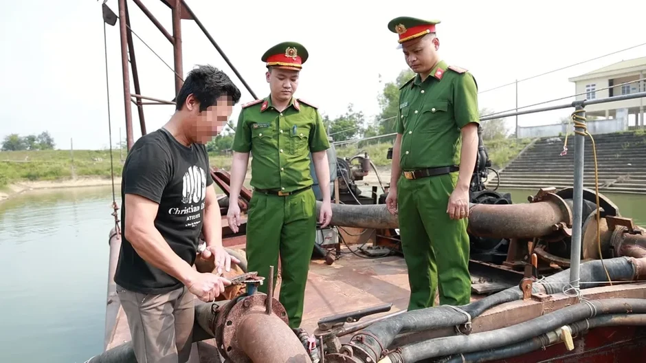 Hà Tĩnh quyết liệt đấu tranh với nạn khai thác cát trái phép trên sông Lam Hà Tĩnh quyết liệt đấu tranh với nạn khai thác cát trái phép trên sông Lam