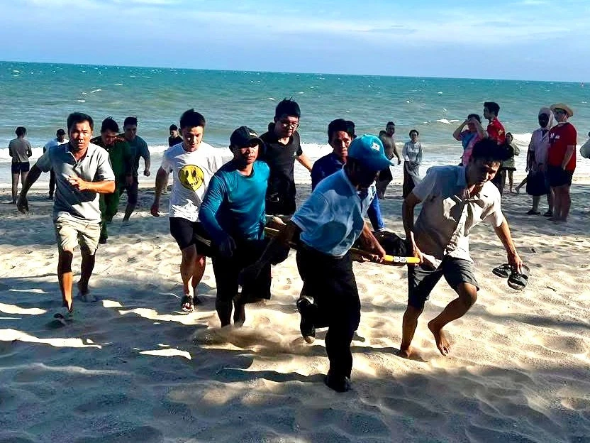 Hai anh em bị sóng biển cuốn ra xa, một người tử vong Hai anh em bị sóng biển cuốn ra xa, một người tử vong