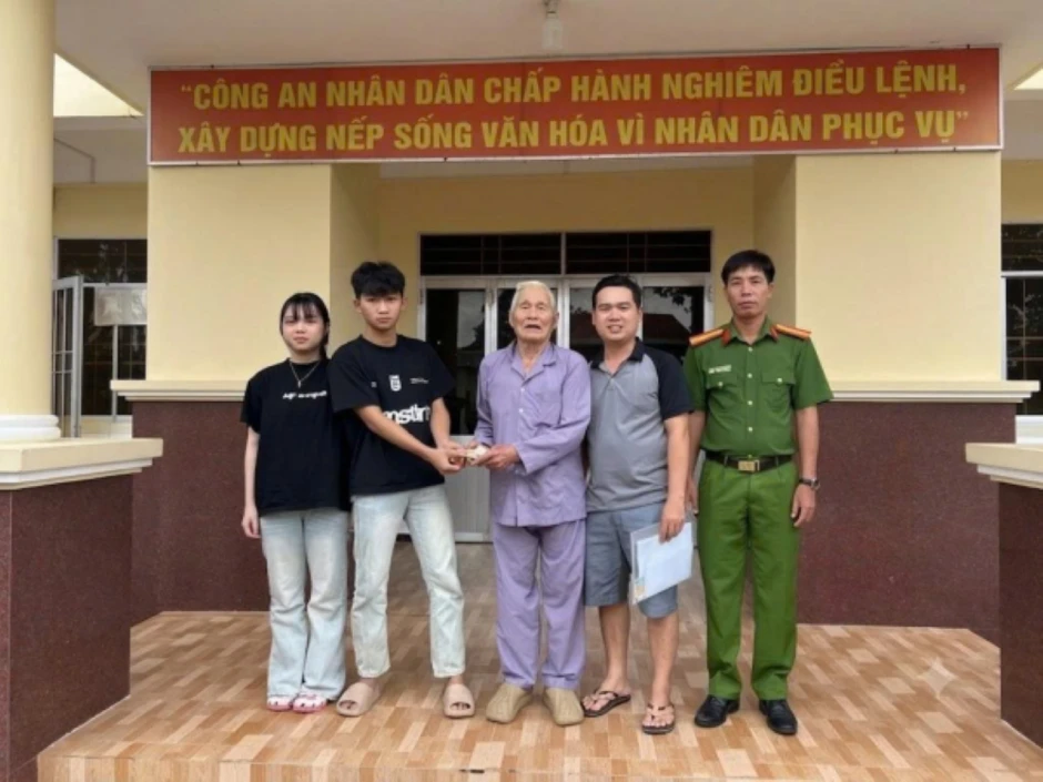 Hai bạn trẻ ở Cà Mau trả ví tiền nhặt được cho cụ ông 99 tuổi Hai bạn trẻ ở Cà Mau trả ví tiền nhặt được cho cụ ông 99 tuổi