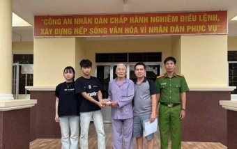Hai bạn trẻ ở Cà Mau trả ví tiền nhặt được cho cụ ông 99 tuổi