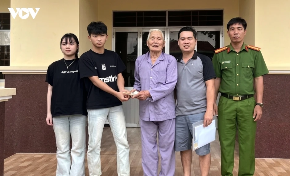 Hai bạn trẻ trả lại ví tiền nhặt được cho cụ ông 99 tuổi
