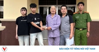 Hai bạn trẻ trả lại ví tiền nhặt được cho cụ ông 99 tuổi