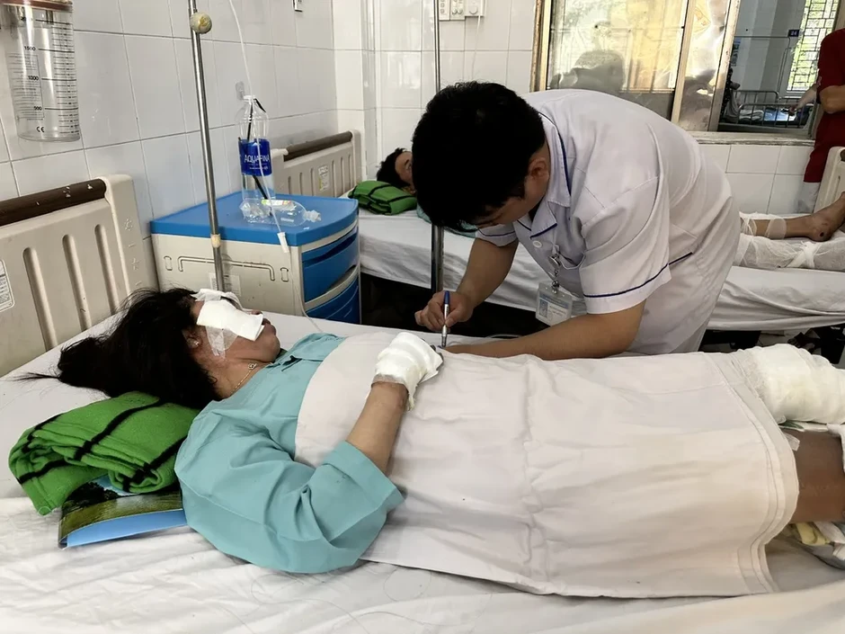 Hai cháu bé bỏng nặng trong vụ cháy xe tiếp tục ghép da Hai cháu bé bỏng nặng trong vụ cháy xe tiếp tục ghép da