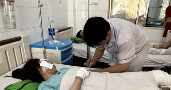 Hai cháu bé bỏng nặng trong vụ cháy xe tiếp tục ghép da