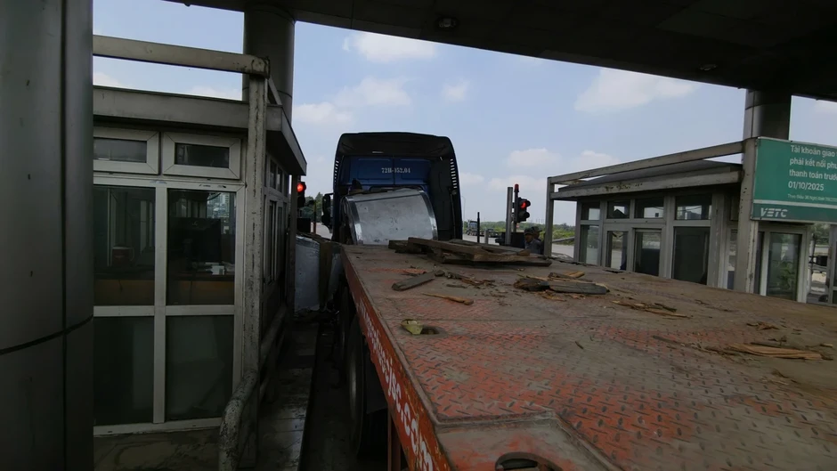 Hai cuộn thép rơi khỏi xe đầu kéo, đường Võ Chí Công ùn tắc nhiều giờ Hai cuộn thép rơi khỏi xe đầu kéo, đường Võ Chí Công ùn tắc nhiều giờ