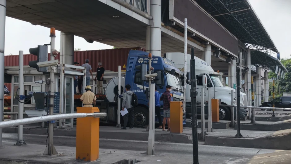 Hai cuộn thép rơi khỏi xe đầu kéo, đường Võ Chí Công ùn tắc nhiều giờ Hai cuộn thép rơi khỏi xe đầu kéo, đường Võ Chí Công ùn tắc nhiều giờ