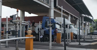 Hai cuộn thép rơi khỏi xe đầu kéo, đường Võ Chí Công ùn tắc nhiều giờ