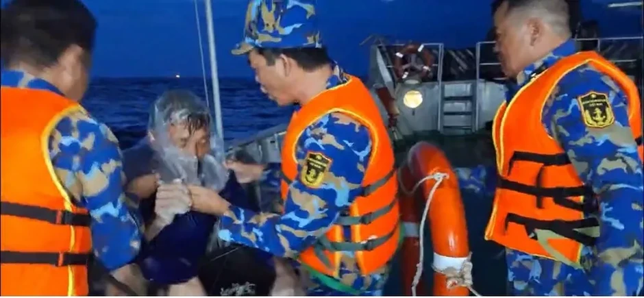 Hải đoàn 129 cứu ngư dân trôi dạt 4 ngày trên biển Hải đoàn 129 cứu ngư dân trôi dạt 4 ngày trên biển