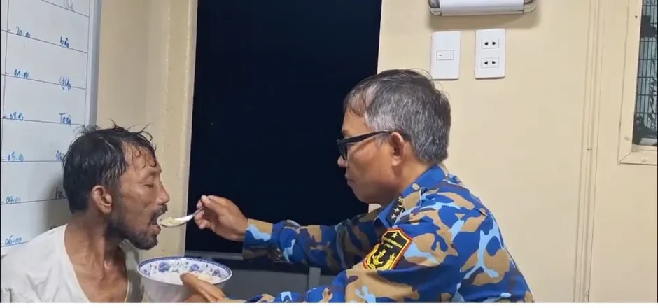 Hải đoàn 129 cứu ngư dân trôi dạt 4 ngày trên biển Hải đoàn 129 cứu ngư dân trôi dạt 4 ngày trên biển