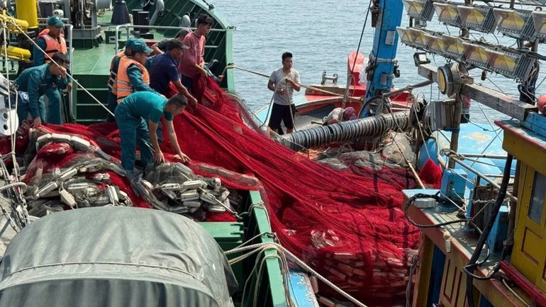 Hải đội Dân quân thường trực kịp thời cứu hộ tàu cá gặp nạn trên biển Hải đội Dân quân thường trực kịp thời cứu hộ tàu cá gặp nạn trên biển