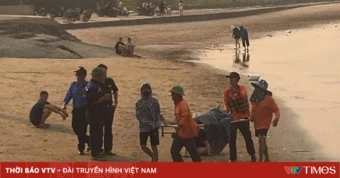 Hai học sinh dũng cảm lao xuống biển cứu người