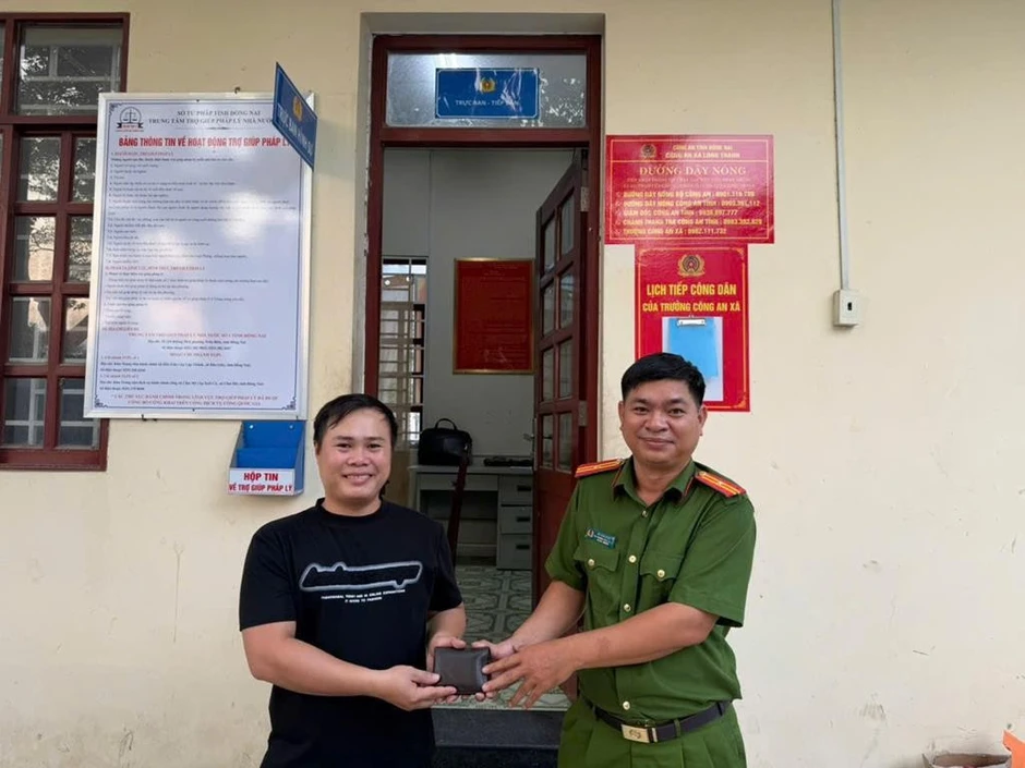 Hai học sinh lớp 8 ở Đồng Nai trả lại ví tiền cho người đánh rơi Hai học sinh lớp 8 ở Đồng Nai trả lại ví tiền cho người đánh rơi