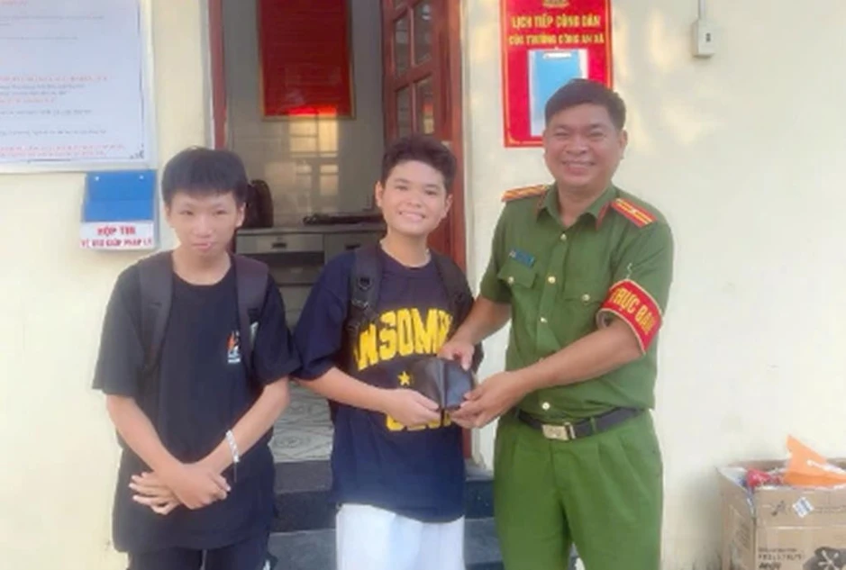 Hai học sinh lớp 8 ở Đồng Nai trả lại ví tiền cho người đánh rơi Hai học sinh lớp 8 ở Đồng Nai trả lại ví tiền cho người đánh rơi